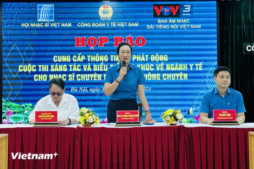 Phó giáo sư Phạm Thanh Bình - Chủ tịch Công đoàn Y tế Việt Nam cung cấp các thông tin về Cuộc thi. (Ảnh: PV/Vietnam+)