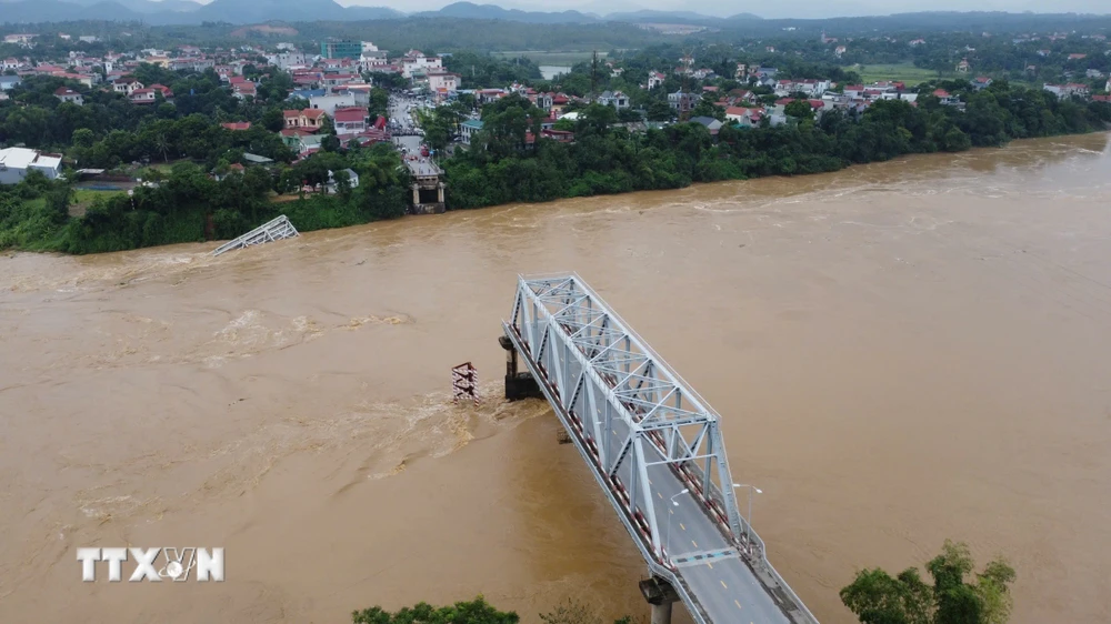 Cầu Phong Châu (Phú Thọ) bị sập sáng 9/9. Một trụ và hai nhịp của cây cầu đã bị nước lũ cuốn. (Ảnh: Tạ Toàn/TTXVN)