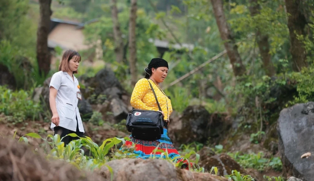 Cô đỡ thôn bản tại xã Lũng Cú, huyện Đồng Văn, tỉnh Hà Giang. (Ảnh: Minh Quyết/TTXVN)