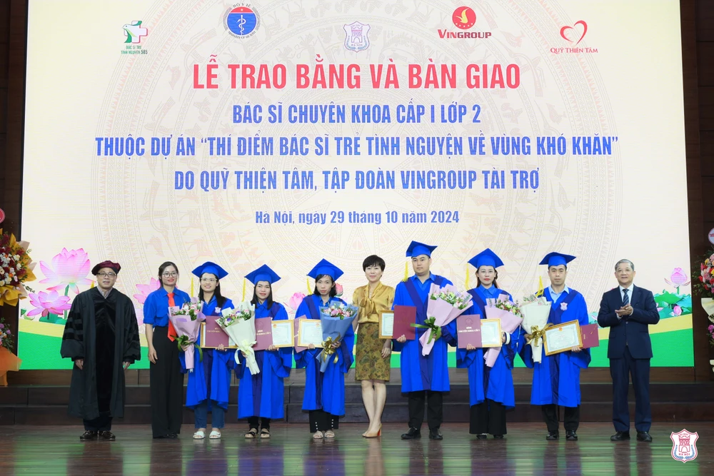 Các bác sỹ trẻ thuộc 10 chuyên ngành vừa tốt nghiệp tại Trường Đại học Y Hà Nội và sẽ công tác tại 26 huyện khó khăn, biên giới của 10 tỉnh miền núi phía Bắc, duyên hải miền Trung. (Ảnh: PV/Vietnam+)