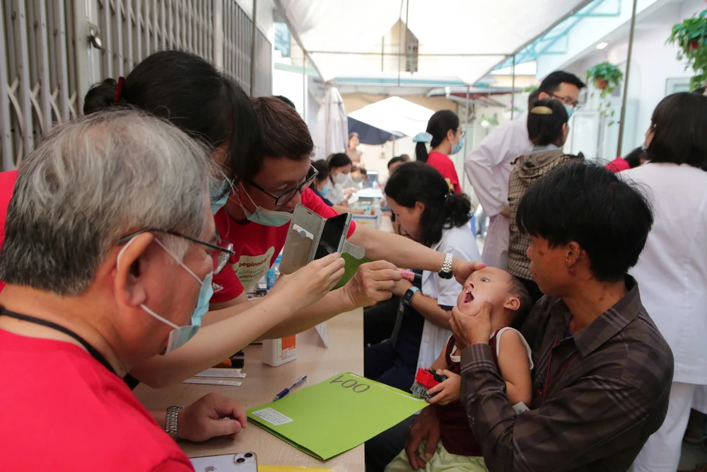 Trẻ em bị dị tật khe hở môi-vòm miệng đến khám trong Chương trình. (Ảnh: PV/Vietnam+)