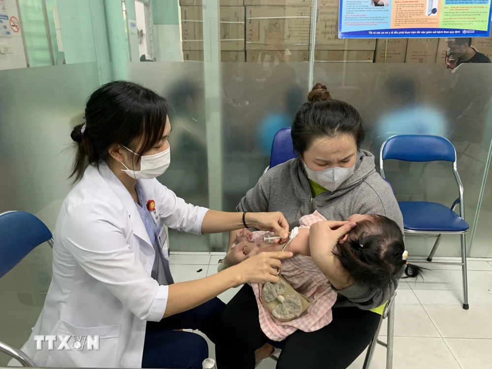 Tiêm vaccine phòng bệnh sởi cho trẻ em. (Ảnh: Đinh Hằng/TTXVN)