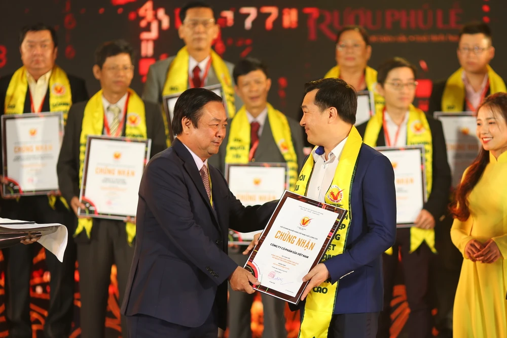 Ông Đỗ Thanh Tuấn - Giám đốc Đối Ngoại, đại diện công ty Vinamilk nhận giải thưởng. (Ảnh: Vietnam+)