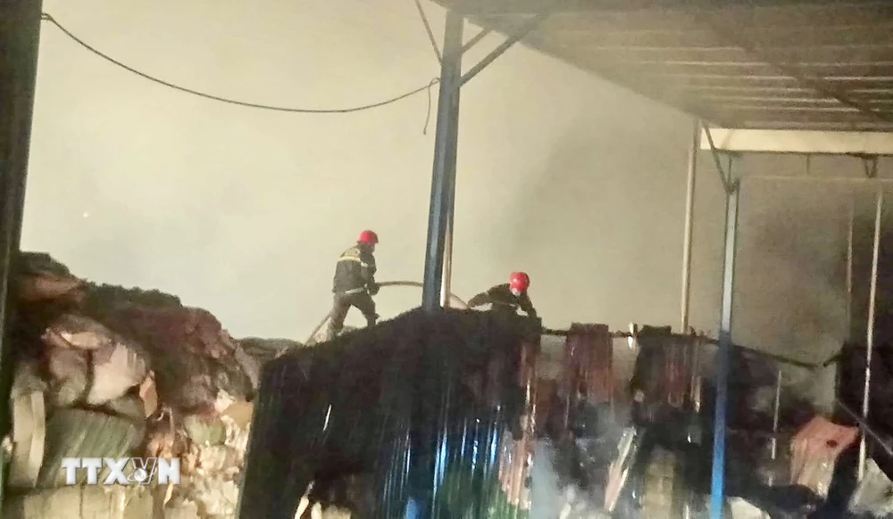 Lực lượng Cảnh sát Phòng cháy chữa cháy khống chế vụ hỏa hoạn. (Ảnh: Mai Trang/TTXVN)