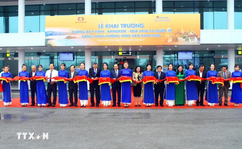 Cắt băng khai trương đường bay Vinh-Bangkok và đưa nhà ga quốc tế Cảng hàng không quốc tế Vinh vào khai thác. (Ảnh: Tá Chuyên/TTXVN)