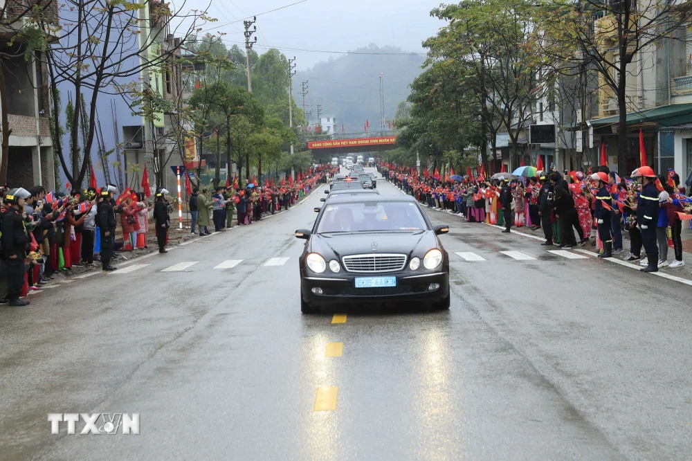 Đoàn xe của Chủ tịch Triều Tiên Kim Jong-un và đoàn Triều Tiên rời ga Đồng Đăng (Lạng Sơn) về Hà Nội trong sự chào đón nồng nhiệt của hàng nghìn người dân Lạng Sơn đứng hai bên đường vẫy cờ hai nước Việt Nam-Triều Tiên. (Ảnh: Nhan Sáng/TTXVN)