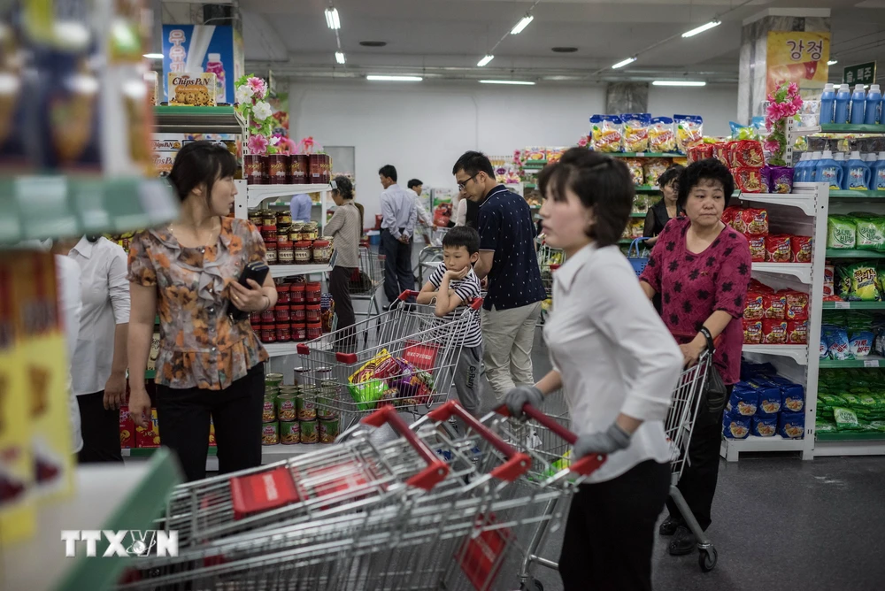 Người dân mua sắm tại một siêu thị ở Bình Nhưỡng, Triều Tiên. (Nguồn: AFP/TTXVN)