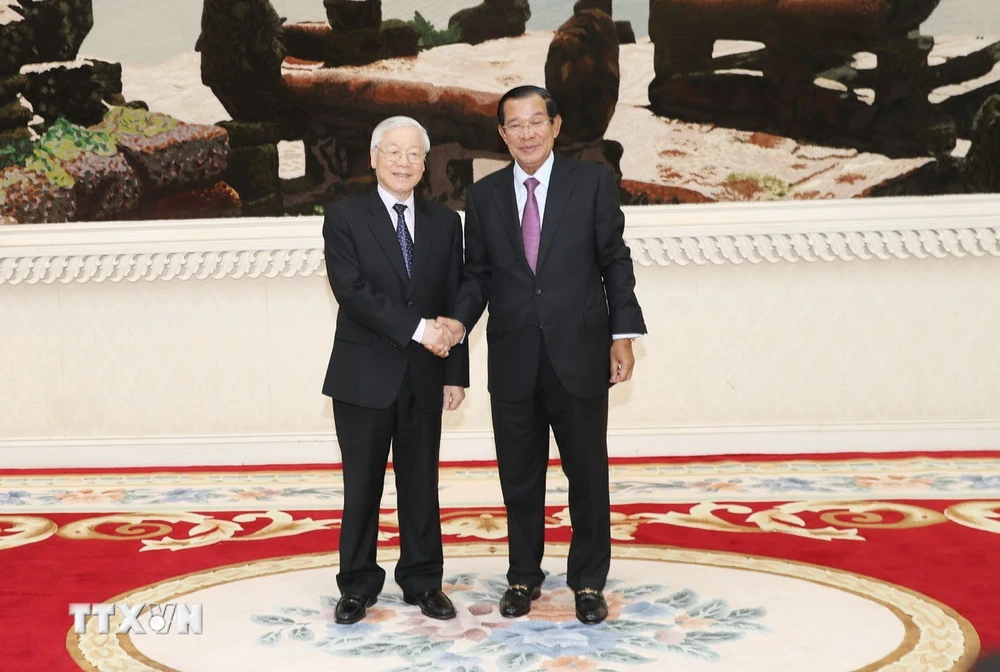 Tổng Bí thư, Chủ tịch nước Nguyễn Phú Trọng hội kiến với Thủ tướng Chính phủ Hoàng gia Campuchia Samdech Hun Sen. (Ảnh: Trí Dũng/TTXVN)