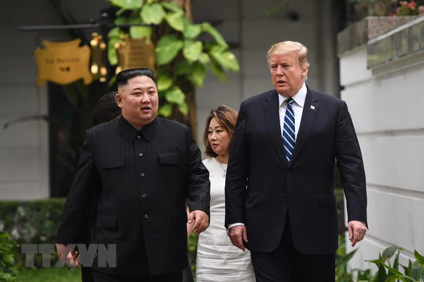 Tổng thống Mỹ Donald Trump (phải) và Chủ tịch Triều Tiên Kim Jong-un tới phòng họp để bắt đầu cuộc gặp mở rộng với quan chức hai nước tại Hà Nội ngày 28/2/2019. (Ảnh: AFP/TTXVN)