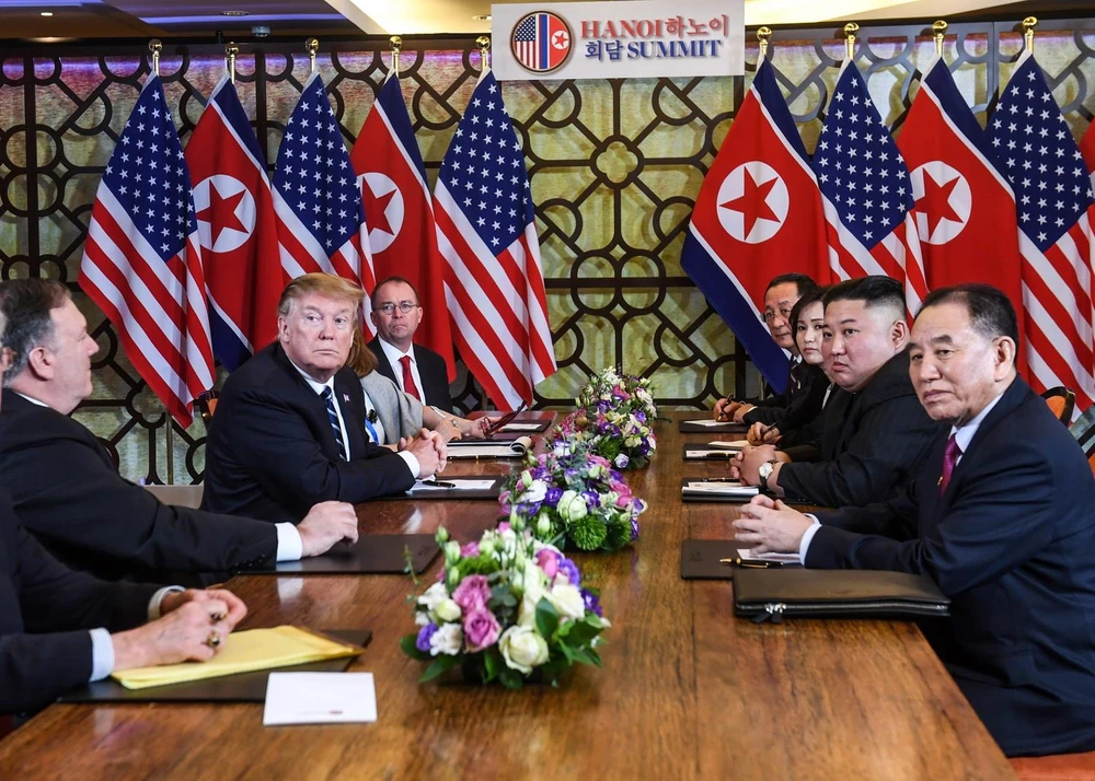 Tổng thống Mỹ Donald Trump (thứ 3, trái) và Chủ tịch Triều Tiên Kim Jong-un (thứ 2, phải) tại cuộc họp mở rộng với các quan chức hai nước trong ngày thứ hai của Hội nghị thượng đỉnh Mỹ-Triều lần hai ở Hà Nội, ngày 28/2. (Nguồn: AFP/TTXVN) 