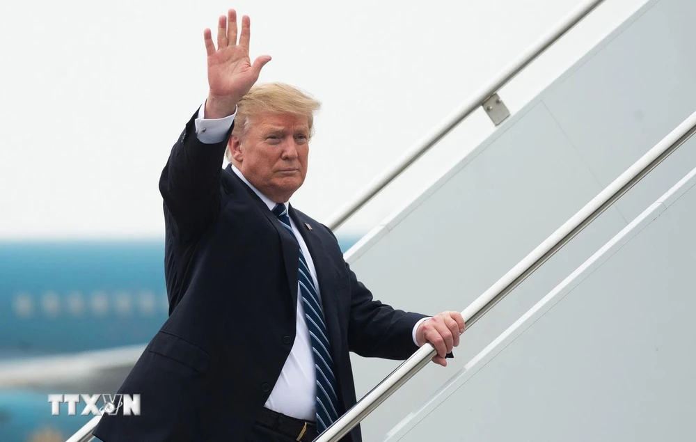 Tổng thống Mỹ Donald Trump vẫy tay tạm biệt khi rời Hà Nội về nước sau khi kết thúc Hội nghị thượng đỉnh Mỹ-Triều lần thứ hai sớm hơn kế hoạch ban đầu, ngày 28/2. (Nguồn: AFP/TTXVN) 