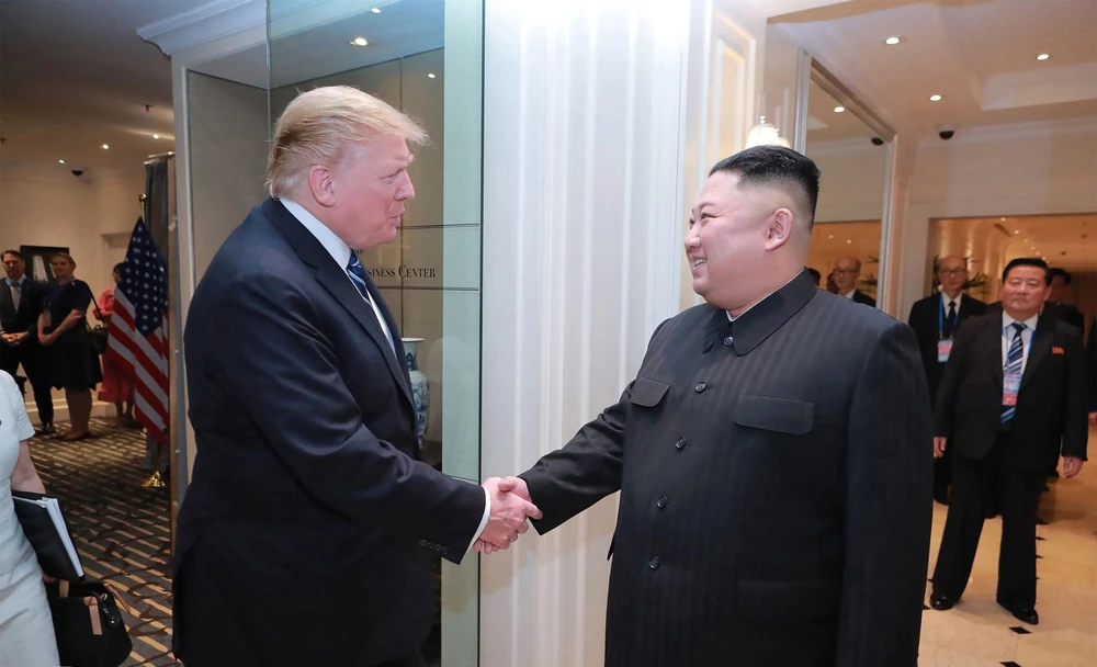 Chủ tịch Triều Tiên Kim Jong-un (phải) và Tổng thống Mỹ Donald Trump tại Hội nghị thượng đỉnh Mỹ-Triều lần thứ hai ở Hà Nội, ngày 28/2. (Nguồn: AFP/TTXVN)