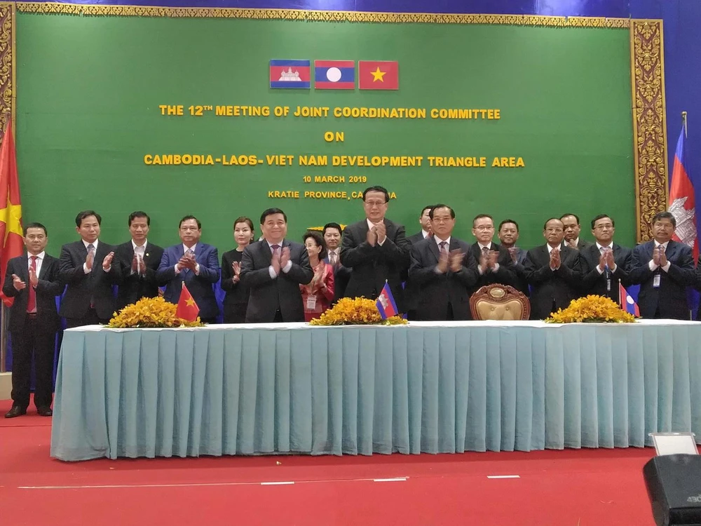 Các đại biểu chúc mừng thành công của hội nghị sau lễ ký biên bản. (Ảnh: Phan Minh Hưng/TTXVN)