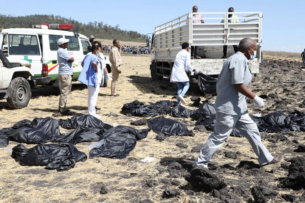 Chuyển thi thể nạn nhân tại hiện trường vụ rơi máy bay của hãng hàng không Ethiopian Airlines gần Bishoftu, Ethiopia, ngày 10/3/2019. (Nguồn: AFP/TTXVN)