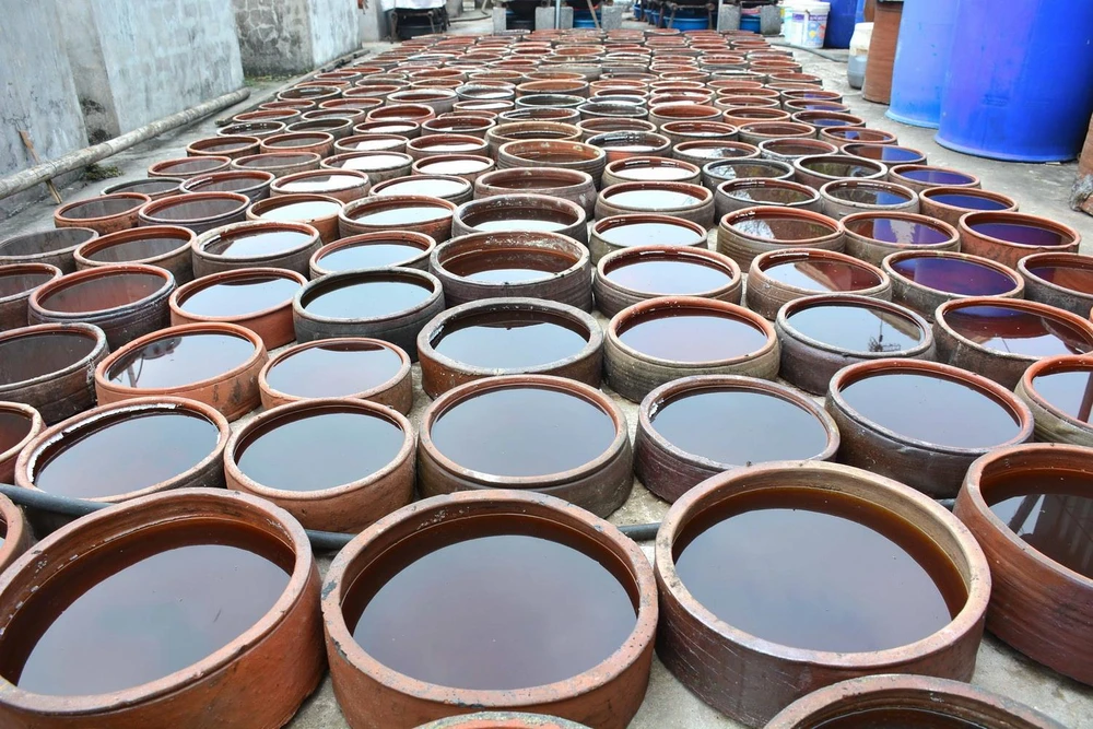 Sản xuất nước mắm Sa Châu, sản phẩm truyền thống của xã Giao Châu, Giao Thủy, Nam Định. (Ảnh: Công Luật/TTXVN)