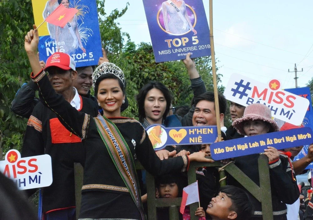 Hoa hậu Hoàn vũ Việt Nam H’Hen Niê về thăm quê nhà trong sự chào đón của đông đảo người dân địa phương. (Ảnh: Tuấn Anh/TTXVN)