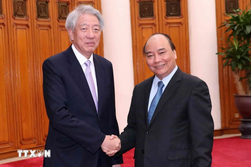 Thủ tướng Nguyễn Xuân Phúc và Phó Thủ tướng, Bộ trưởng điều phối an ninh quốc gia Singapore Tiêu Chí Hiền. (Ảnh: Văn Điệp/TTXVN)