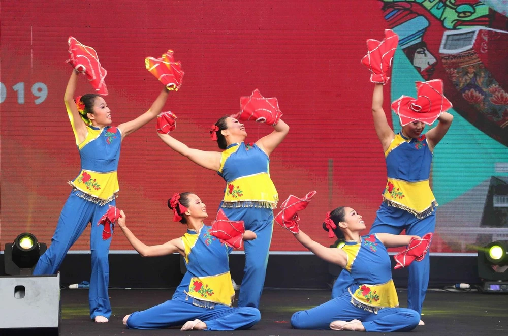 Chương trình biểu diễn nghệ thuật của Singapore tại lễ hội. (Ảnh: Văn Điệp/TTXVN)