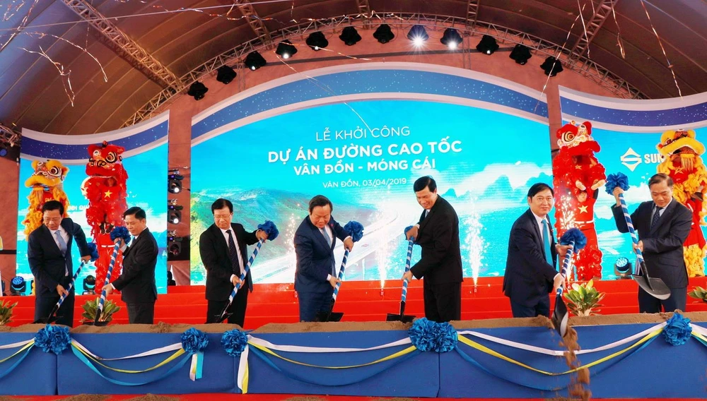 Phó Thủ tướng Trịnh Đình Dũng và các đại biểu thực hiện hiện nghi thức khởi công cao tốc Vân Đồn-Móng Cái. (Ảnh: Văn Đức/TTXVN)