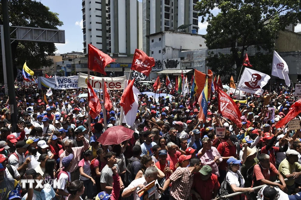 Người dân tuần hành ủng hộ Tổng thống Venezuela Nicolas Maduro tại thủ đô Caracas. (Nguồn: AFP/TTXVN)