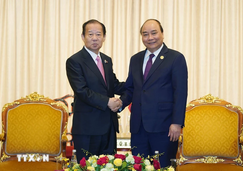 Thủ tướng Nguyễn Xuân Phúc tiếp ông Toshihiro Nikai, Tổng Thư ký Đảng Dân chủ Tự do của Nhật Bản (LDP), đồng thời là Chủ tịch Liên minh nghị sỹ Nhật-Việt. (Ảnh: Thống Nhất/TTXVN)