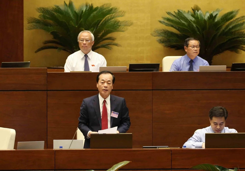 Bộ trưởng Bộ Xây dựng Phạm Hồng Hà trả lời chất vấn của đại biểu Quốc hội. (Ảnh: Phương Hoa/TTXVN)