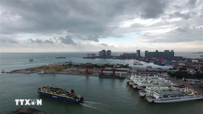 Phà chở khách neo tại cảng để tránh bão ở Hải Khẩu, Hải Nam, Trung Quốc. (Ảnh: THX/TTXVN)