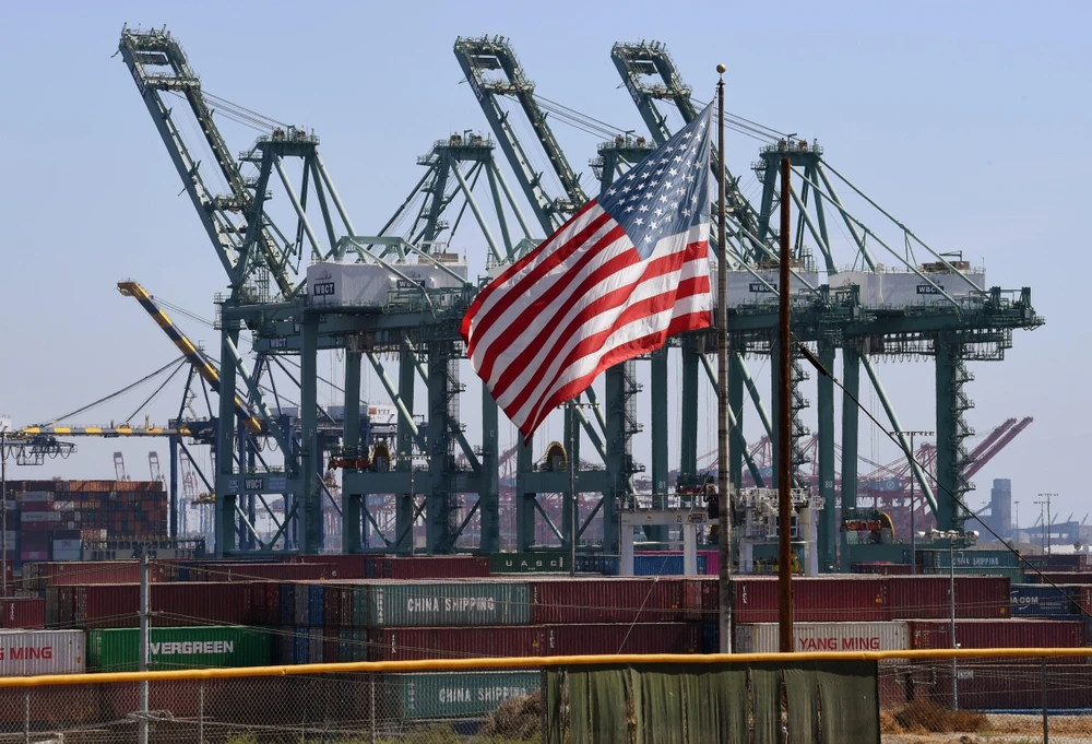 Các coantainer hàng hóa chờ bốc dỡ tại cảng Long Beach ở Los Angeles, Mỹ. (Ảnh: AFP/TTXVN)