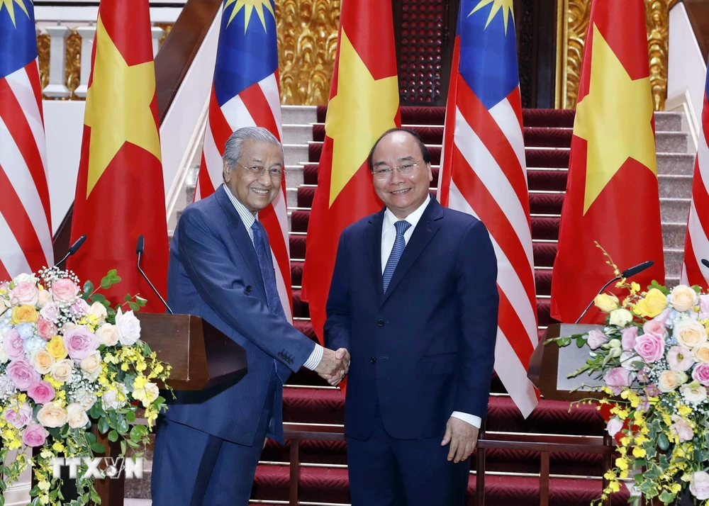 Thủ tướng Nguyễn Xuân Phúc và Thủ tướng Malaysia Mahathir Mohamad chủ trì buổi họp báo. (Ảnh: Thống Nhất/TTXVN)