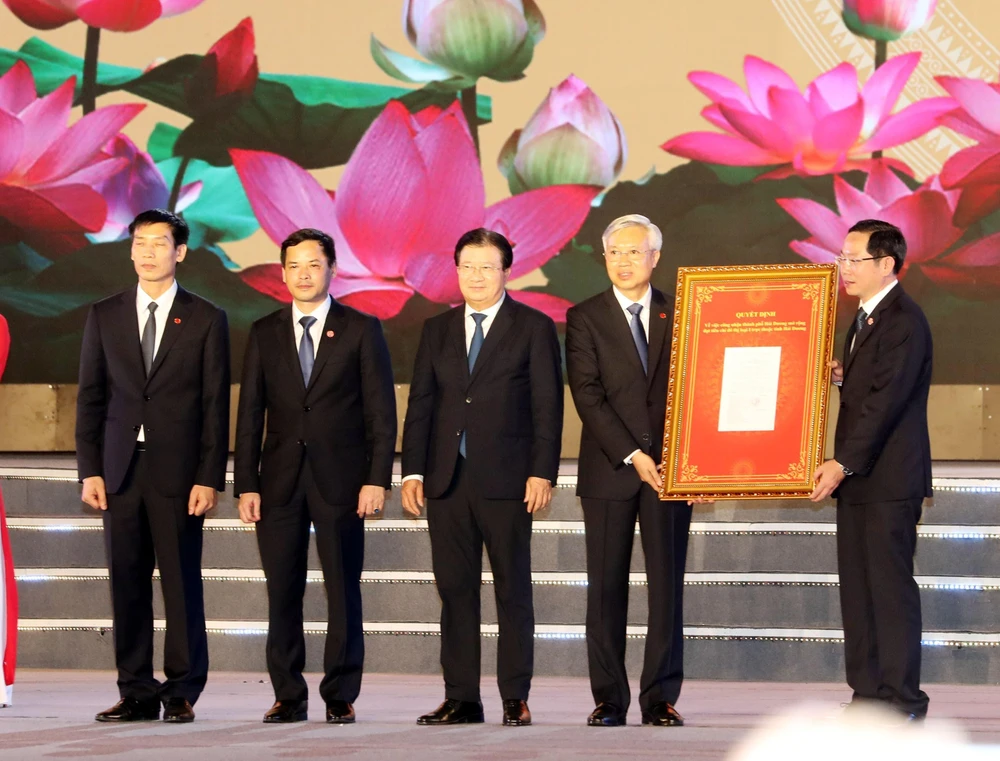 Phó Thủ tướng Trịnh Đình Dũng trao Quyết định của Thủ tướng Chính phủ công nhận đô thị loại 1 cho thành phố Hải Dương. (Ảnh: Trọng Đức/TTXVN)