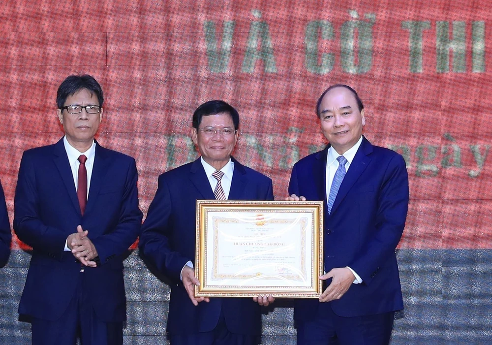 Thủ tướng Nguyễn Xuân Phúc trao Huân chương Lao động hạng Nhất của Chủ tịch nước tặng Học viện Chính trị khu vực III. (Ảnh: Thống Nhất/TTXVN)
