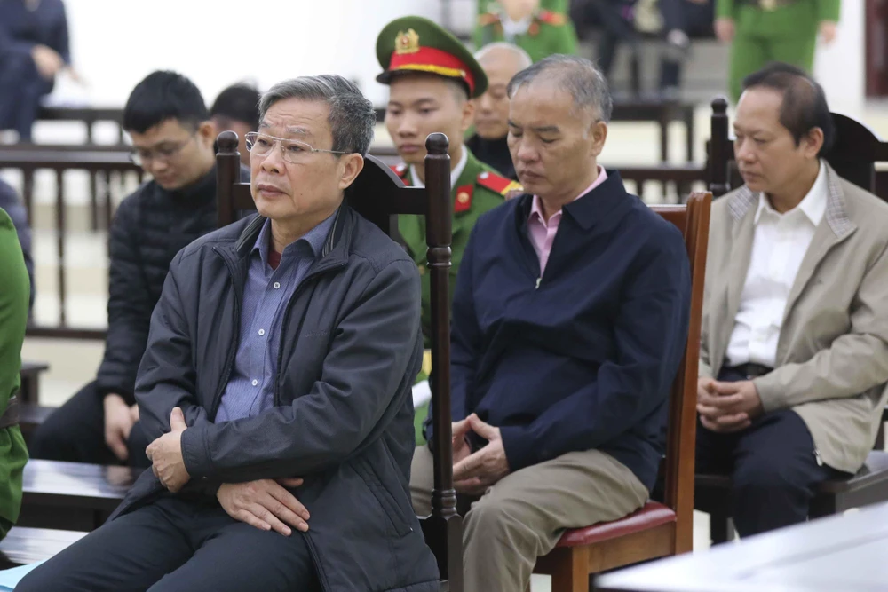 Bị cáo Nguyễn Bắc Son và các bị cáo nghe Viện kiểm sát đề nghị mức án tại phiên tòa. (Ảnh: Doãn Tấn/TTXVN)