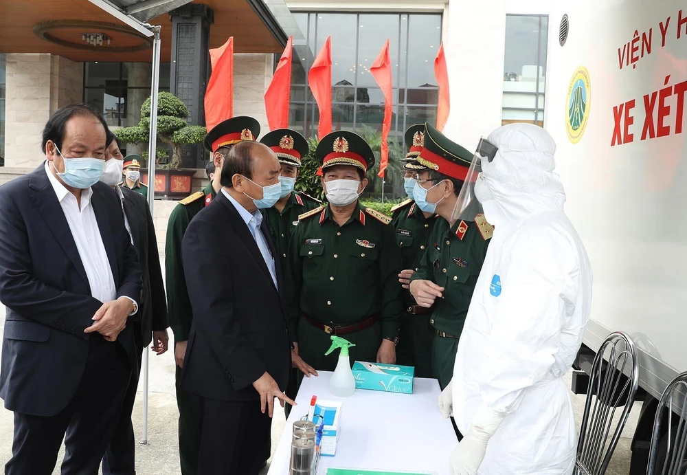 Thủ tướng Nguyễn Xuân Phúc kiểm tra tại xe xét nghiệm cơ động, Viện Y học dự phòng Quân đội. (Ảnh: Thống Nhất/TTXVN)