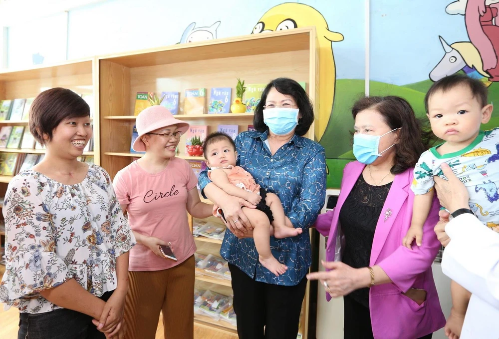 Phó Chủ tịch nước Đặng Thị Ngọc Thịnh thăm và động viên các bệnh nhi ung thư đang điều trị tại Bệnh viện K cơ sở Tân Triều. (Ảnh: Dương Giang/TTXVN)