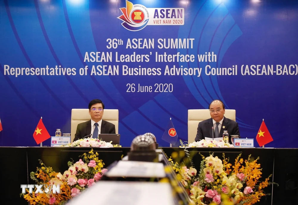 Thủ tướng Nguyễn Xuân Phúc, Chủ tịch ASEAN 2020 và Chủ tịch ASEAN BAC, Phó Chủ tịch VCCI Đoàn Duy Khương, dự Phiên đối thoại của các Nhà lãnh đạo ASEAN với Hội đồng Tư vấn Kinh doanh ASEAN (ASEAN BAC). (Ảnh: TTXVN)