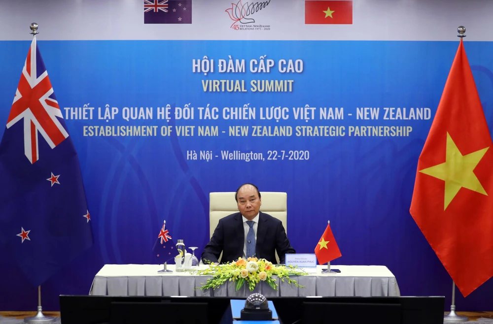 Thủ tướng Nguyễn Xuân Phúc hội đàm trực tuyến với Thủ tướng New Zealand Jacinda Ardern. (Ảnh: Thống Nhất/TTXVN)