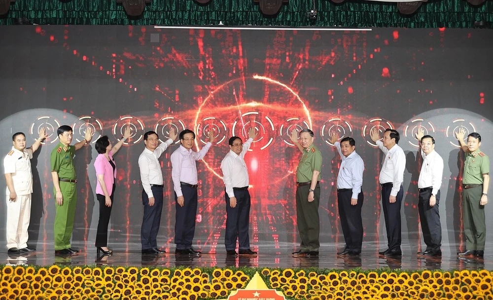 Thủ tướng Chính phủ Phạm Minh Chính và các đại biểu thực hiện Lễ công bố vận hành chính thức 2 hệ thống từ ngày 1/7/2021. (Ảnh: Dương Giang/TTXVN)