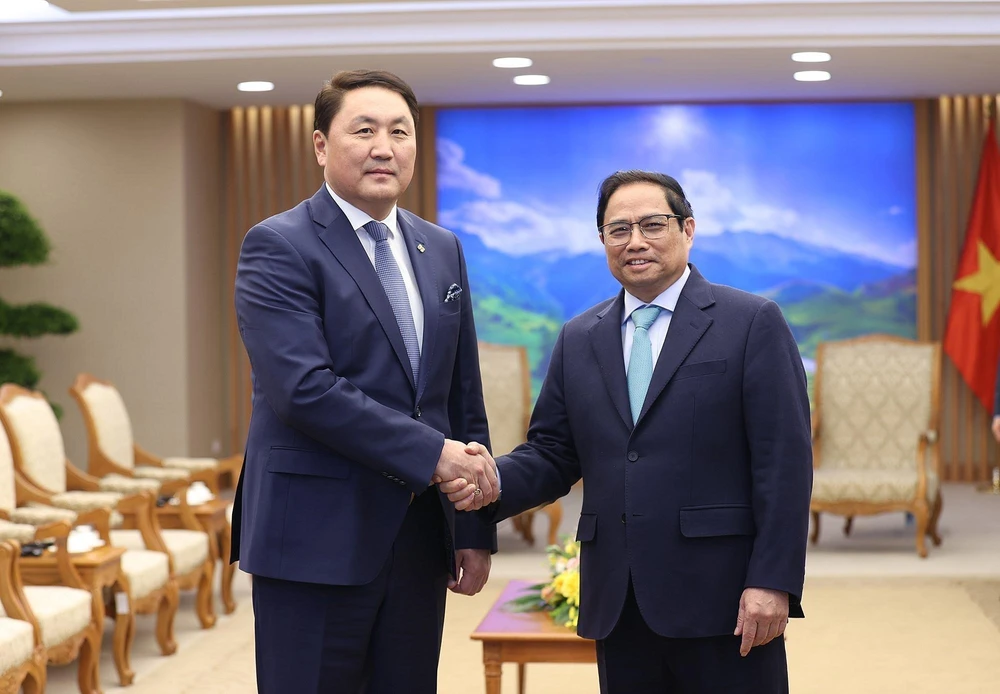 Thủ tướng Phạm Minh Chính tiếp Bộ trưởng Quốc phòng Mông Cổ Saikhanbayar Gursed. (Ảnh: Dương Giang/TTXVN)