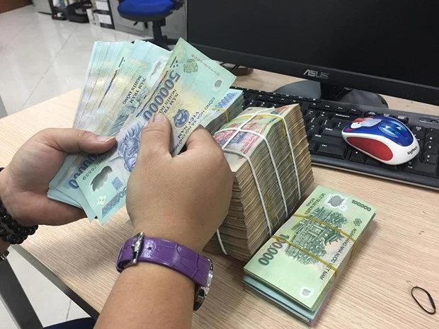 Nền Doanh Nhân Cầm Tiền Bằng Tiền Mỹ Và Tiền Việt Nam Trong Tay Hình Chụp  Và Hình ảnh Để Tải Về Miễn Phí - Pngtree
