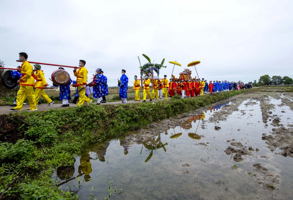 Đoàn rước thần trong Lễ hội Đình Vạn Ninh (Nguồn: Báo Quảng Ninh)