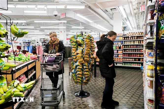 Khách hàng chọn mua đồ trong siêu thị ở Queens, New York (Mỹ). (Ảnh: THX/TTXVN)