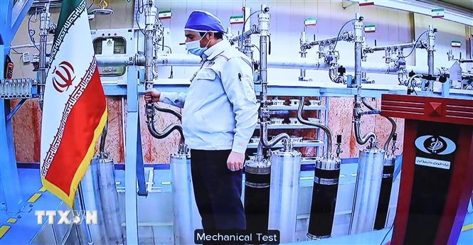 Kỹ thuật viên làm việc tại cơ sở hạt nhân Natanz, Iran. (Ảnh: AFP/TTXVN)
