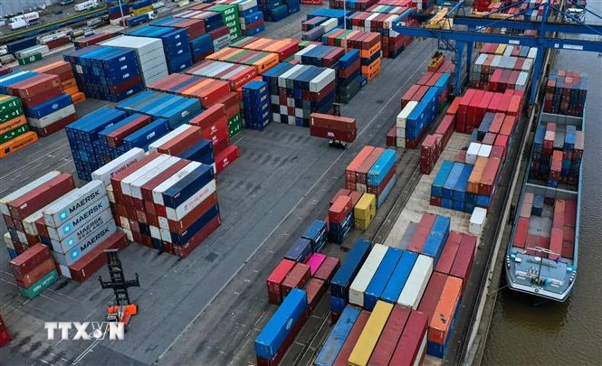 Các container hàng hóa tại cảng Duisburg, Đức. (Ảnh: AFP/TTXVN)