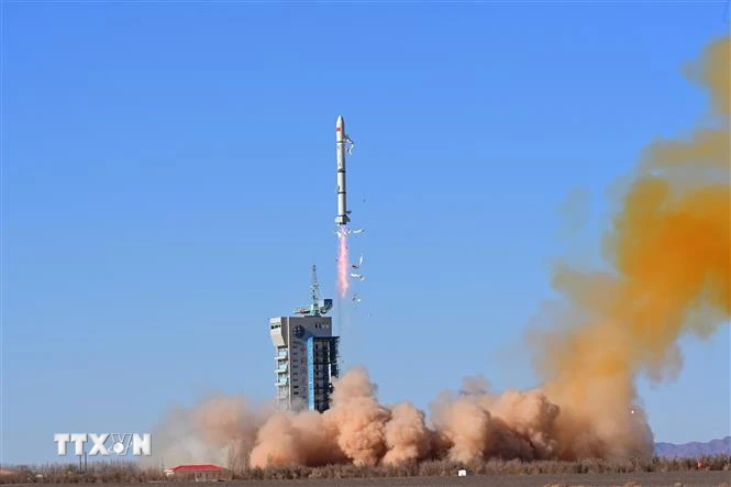 Tên lửa đẩy Trường Chinh 2C mang theo vệ tinh theo dõi màu sắc đại dương thế hệ mới rời bệ phóng tại Trung tâm phóng vệ tinh Tửu Tuyền, Trung Quốc. (Ảnh: THX/TTXVN)