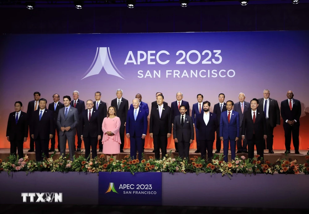 Chủ tịch nước Võ Văn Thưởng với các Nhà lãnh đạo kinh tế APEC. (Ảnh: Thống Nhất/TTXVN)