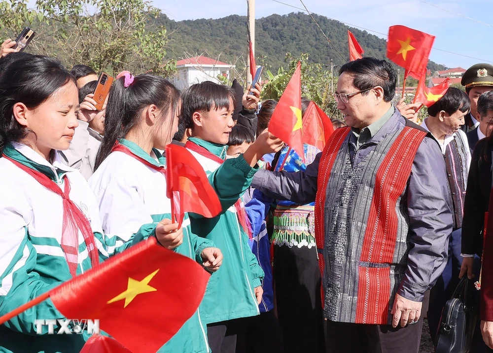 Thủ tướng Phạm Minh Chính với đồng bào các dân tộc tỉnh Lai Châu. (Ảnh: Dương Giang/TTXVN)