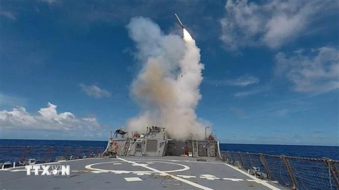 Tên lửa hành trình Tomahawk được phóng từ tàu khu trục USS Stethem. (Ảnh: AFP/TTXVN) 