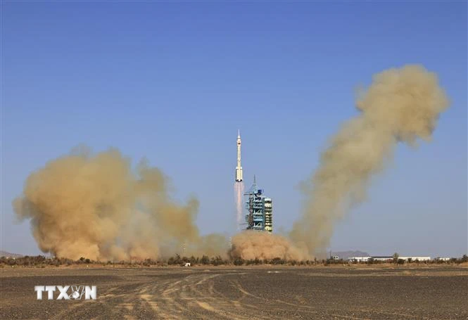 Tên lửa đẩy Trường Chinh-2F mang theo tàu vũ trụ Thần Châu-17 rời bệ phóng tại Trung tâm Phóng vệ tinh Tửu Tuyền ở Tây Bắc Trung Quốc. (Ảnh: THX/TTXVN)