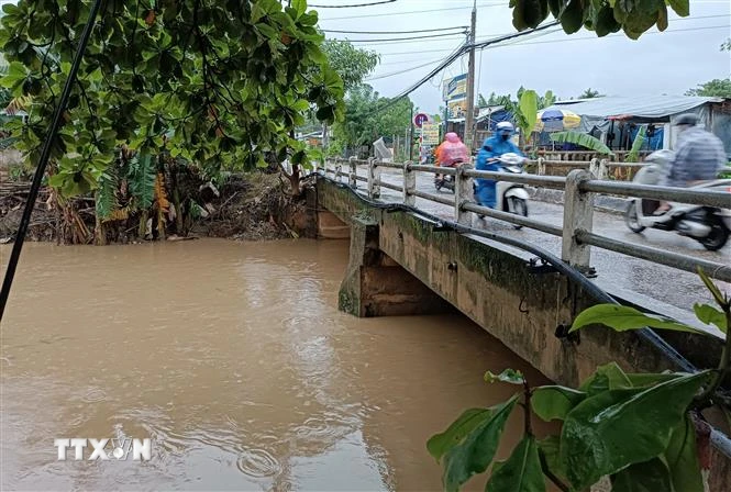 Tuyến kênh thoát nước được khơi thông nên đợt mưa từ ngày 13-17/11 vừa qua, khu vực đường Mẹ Suốt không bị ngập úng. (Ảnh: Quốc Dũng/TTXVN) 