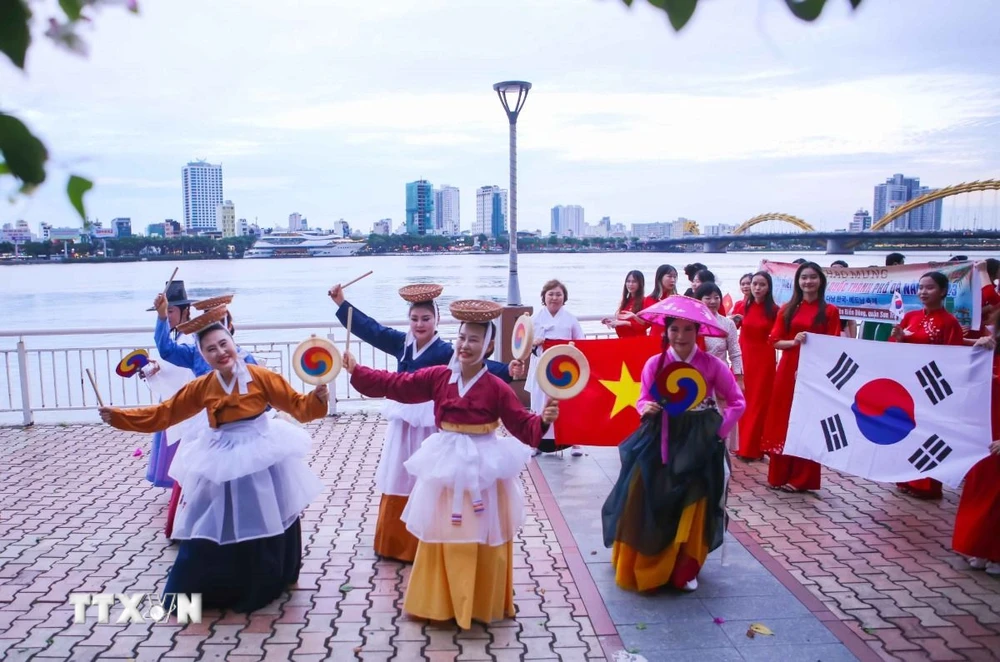 Hoạt động giao lưu văn hóa giữa Đà Nẵng và Hàn Quốc để quảng bá, xúc tiến du lịch. (Ảnh: Trần Lê Lâm/TTXVN)